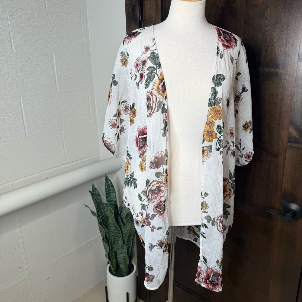 Maurice’s Floral Kimono Cardigan white semi sheer floral print Size 0/1